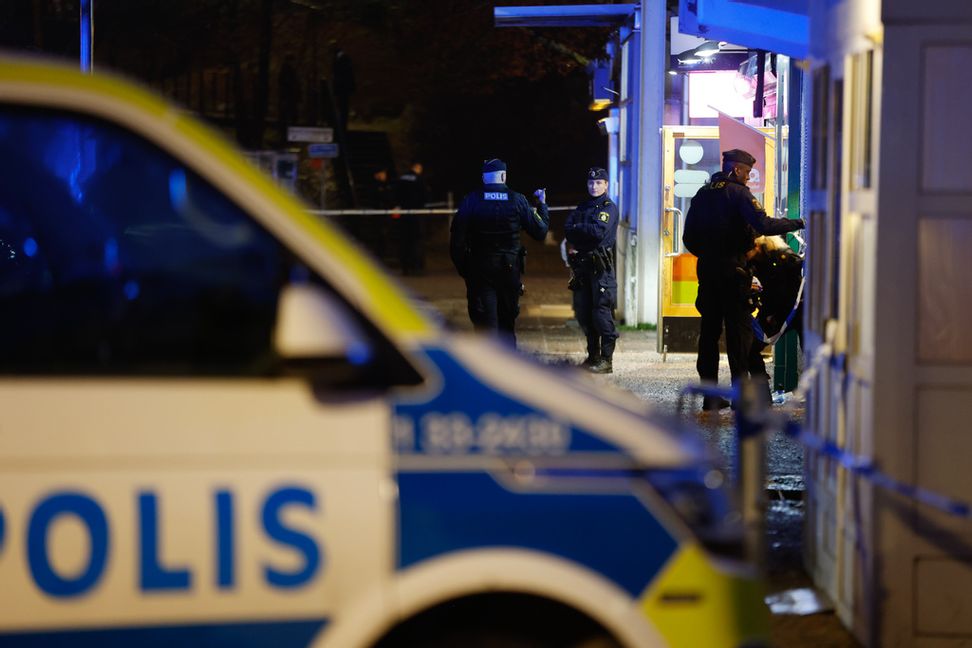 Polis på plats efter det att en man skjutits i Husby i norra Stockholm på onsdagseftermiddagen. Nicklas Thegerström/TT
