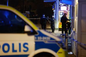 Polis på plats efter det att en man skjutits i Husby i norra Stockholm på onsdagseftermiddagen. Nicklas Thegerström/TT