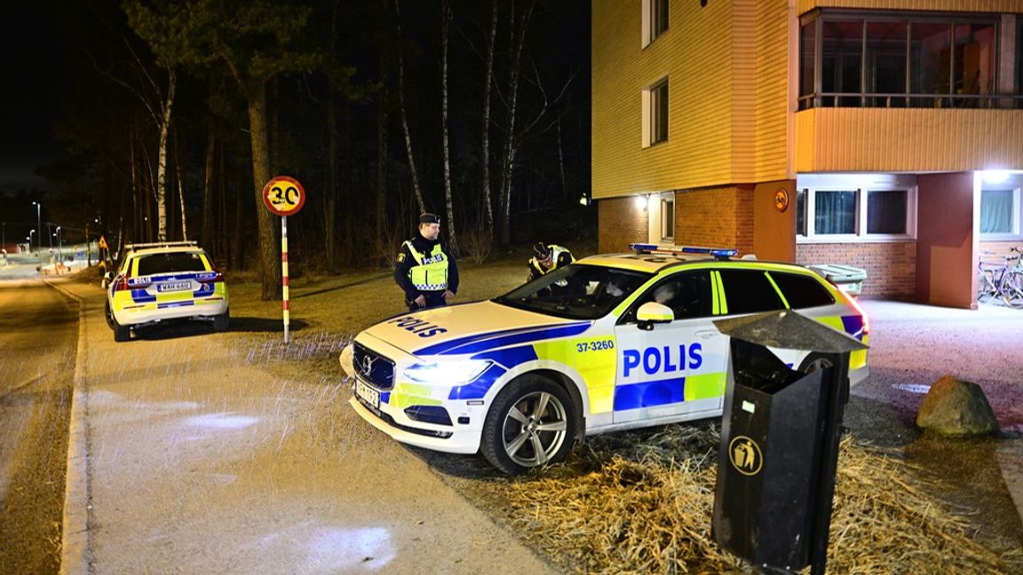 Säkerhetspolisen genomförde på fredagskvällen en ny insats i Tyresö söder om Stockholm. Insatsen ska ha genomförts i närheten av de platser som Säpo slog till mot under torsdagen. Foto: Magnus Lejhall/TT