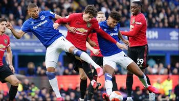 Svenske Victor Lindelöfs plats i Manchester Uniteds startelva har blivit ett frågetecken sedan laget värvade Raphael Varane. Foto: TT/AP Photo/Jon Super