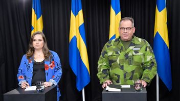 Therese Fagerstedt, pressekreterare, och insatschef Michael Claesson vid försvarsmakten under en digital pressträff om utvecklingen i Ukraina och Sveriges närområde. Foto: Marco Säävälä/TT