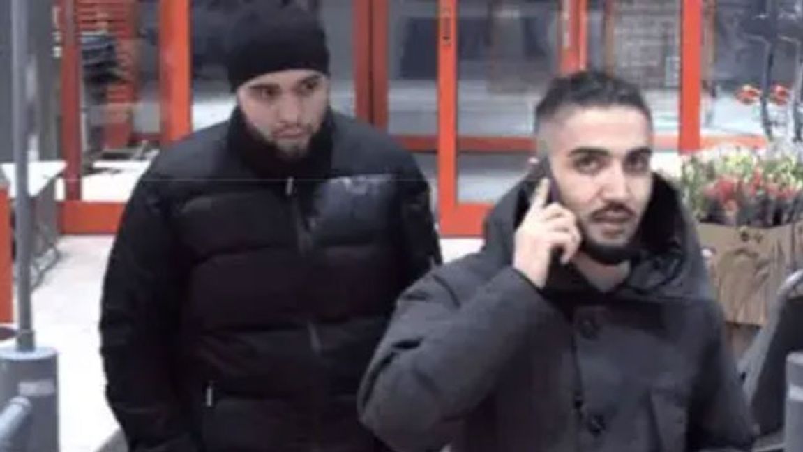 Den dömde mördaren Mohammad Omar talar i telefon till höger, medhjälparen Ekrem Memeti till vänster. Bild: FUP