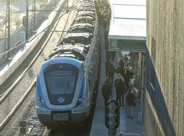 Pendeltåg och pendlare på station Kallhäll utanför Stockholm. Arkivbild. Foto: Fredrik Sandberg/TT