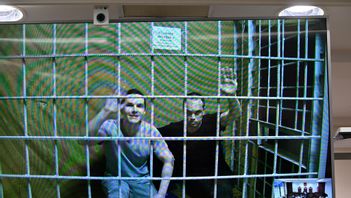 Aleksej Liptser (vänster) och Vadim Kobzev, hålls häktade i Ryssland för deras arbete med den ryske regimkritikern Aleksej Navalnyj. Bilden är från tisdagens rättegångsförhandling. Foto: Dmitry Serebryakov/AP/TT