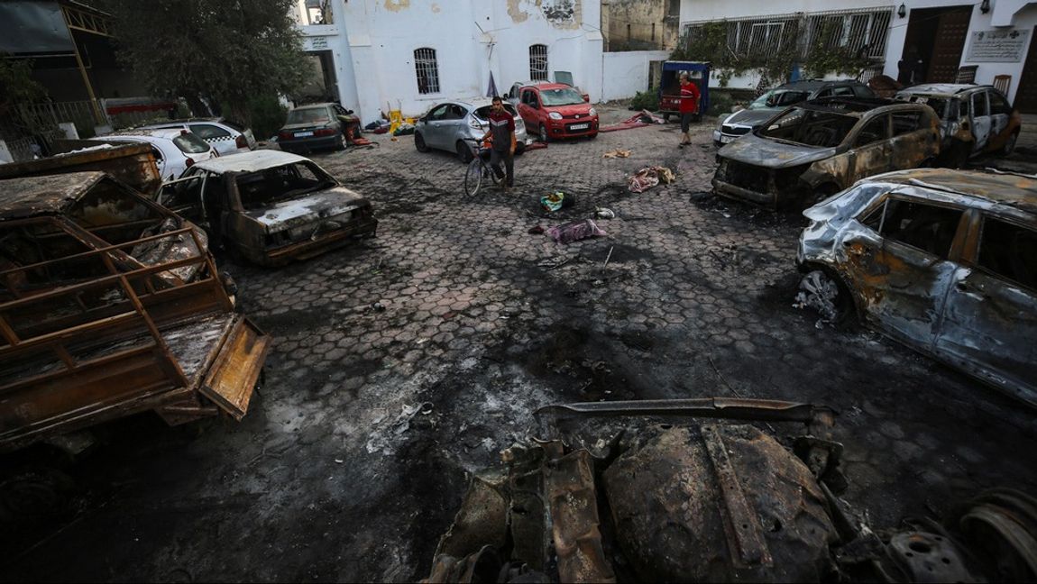 Kratern utanför sjukhuset i Gaza. I de första rapporterna talades om femhundra döda, en attack utan motstycke i vår tid och hur taket rasade in över läkare som arbetade. Foto: Abed Khaled/AP/TT