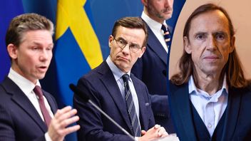 Ulf Kristersson (M) lyssnar medan Pål Jonson (M) lägger ut texten på onsdagens pressträff. I bakgrunden bistånds- och utrikeshandelsminister Johan Forssell (M). Foto: Stefan Jerrevång/TT