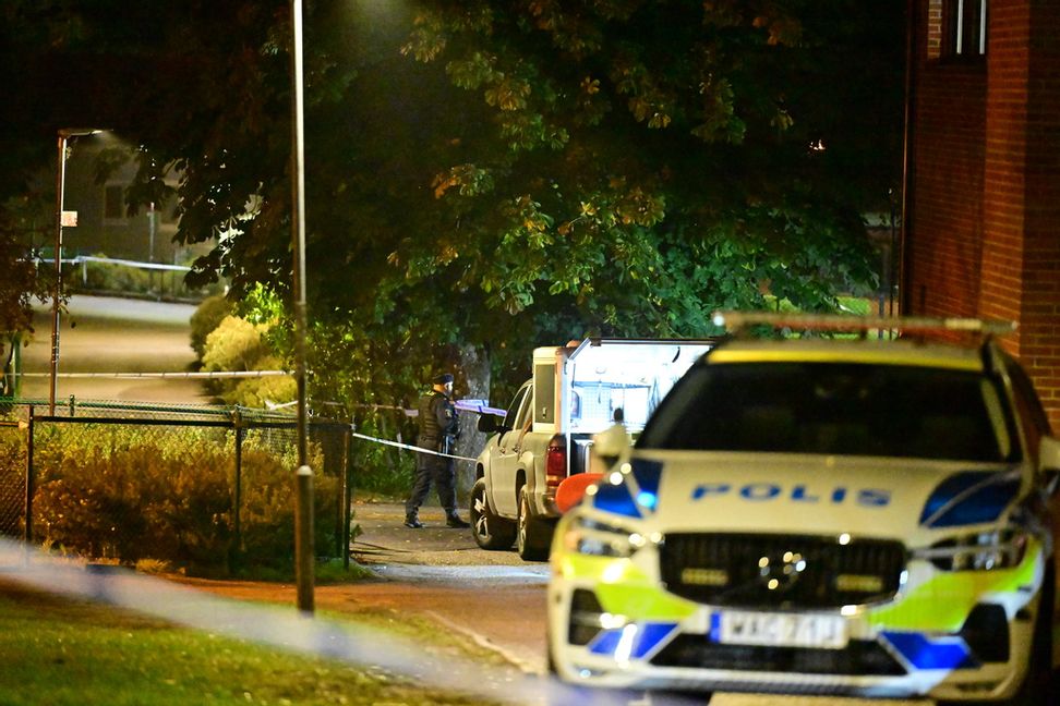 Polis på platsen där en man sköts till döds i Uddevalla i lördags kväll. Foto: Björn Larsson Rosvall/TT