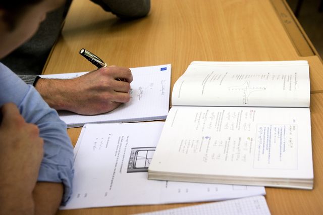 Matematik är det ämne som ställer till det för flest elever. Nu sätter regeringen konkreta mål för förbättring. Arkivbild. Pontus Lundahl/ TT