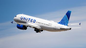 A United Airlines jetliner lifts off from a runway at Denver International Airport, Wednesday, June 10, 2020, in Denver. On Monday, April 19, 2021, United Airlines said it is still losing money, and it’s waiting for a turnaround in lucrative business and international travel to get it back to profitability. Photo: David Zalubowski/AP