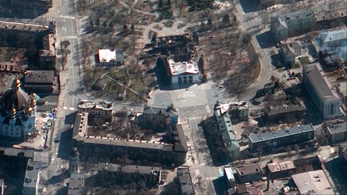 En satellitbild av Mariupols teater tagen den 19 mars efter attacken mot stadens teater. Mer än tusen personer befaras befinna sig under rasmassorna. Foto:  AP 	