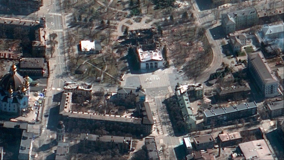 En satellitbild av Mariupols teater tagen den 19 mars efter attacken mot stadens teater. Mer än tusen personer befaras befinna sig under rasmassorna. Foto: AP