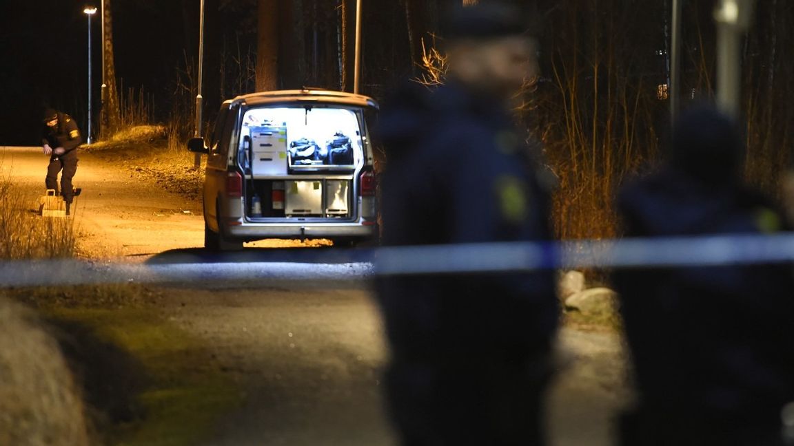 En man blev på måndagskvällen skjuten i stadsdelen Fröslunda i Eskilstuna. Mannen avled senare på sjukhus. Foto: Pontus Stenberg / TT /