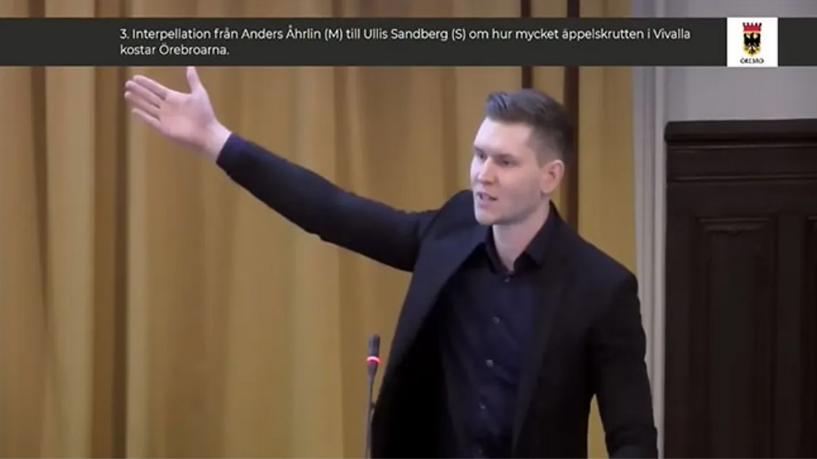 ”På alla möten som inte protokollförs och/eller filmas, så är hans närvarograd katastrofal. Allard dyker upp när det finns en kamera, och chansen finns att få göra ett ”viralt” utspel.” Foto: Örebro kommunfullmäktige