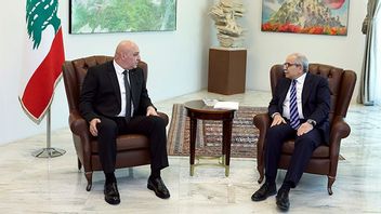 Libanons president Joseph Aoun i möte med premiärminister Nawaf Salam inför ett kabinettsmöte om att avväpna Hizbollah. Bild: Lebanese Presidency press office via AP