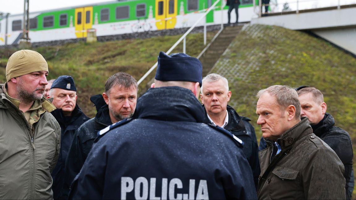 Polens premiärminister Donald Tusk (andra fr. h.) besökte järnvägsspåret som utsattes för sabotage i helgen. Foto: KPRM/AP/TT