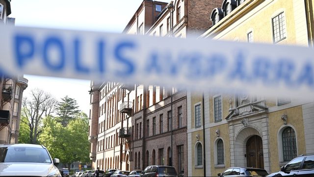 Polis på Storgatan på Östermalm där smällarna hördes under natten till fredag. Israels ambassad ligger inom det avspärrade området. Foto: Henrik Montgomery/TT