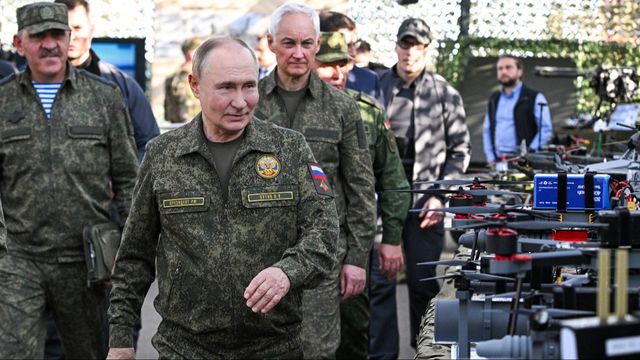 Rysslands president Vladimir Putin följd av bitr. försvarsminister Junus-Bek Jevkurov och försvarsminister Andrej Belousov inspekterar drönare och andra vapensystem under den stora militärövningen ”Väst 2025” på Mulino-basen utanför Nizjnij Novogord den 16 september 2025. Foto: Sergej Bobylev/Sputnik, Kremlin Pool Photo via AP 