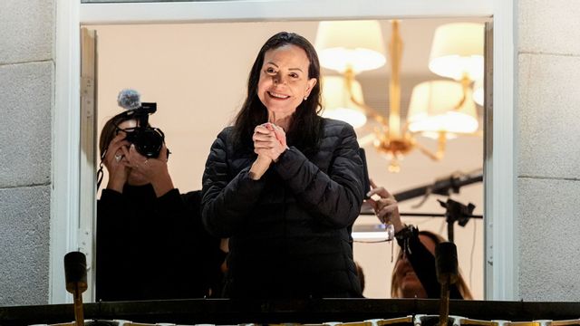 María Corina Machado fick ett varmt välkomnande av åskådarna utanför sitt hotell som brast ut i allsång. Foto: Lise Åserud/NTB/TT