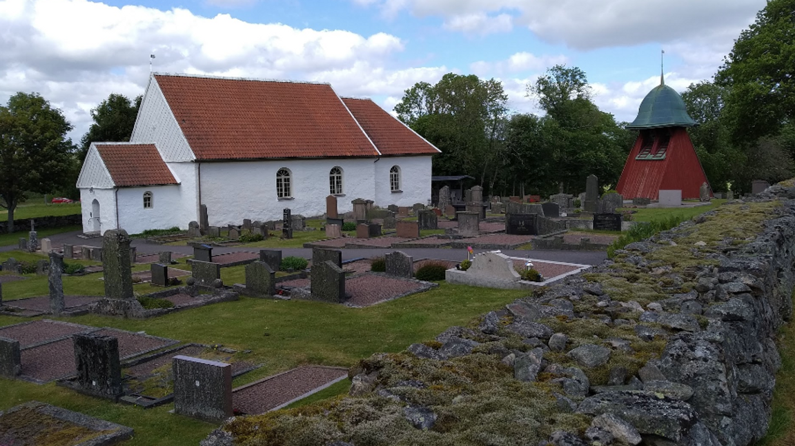 Bergums 1200-talskyrka, tio minuters resa från Hjällbo. Foto: Dan Korn.