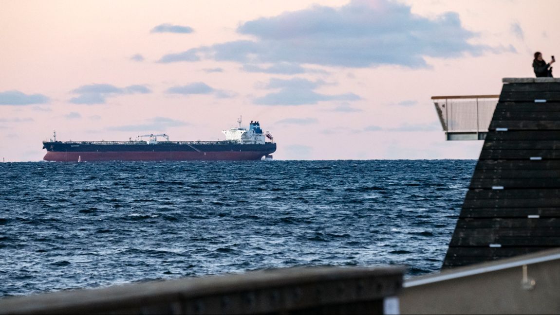 Tankfartyget Ozanno, som seglar under komorisk flagg, har fraktat massvis av rysk råolja världen över. Här passerar det Öresund på väg till Ust-Luga utanför S:t Petersburg i februari i år. Johan Nilsson/TT