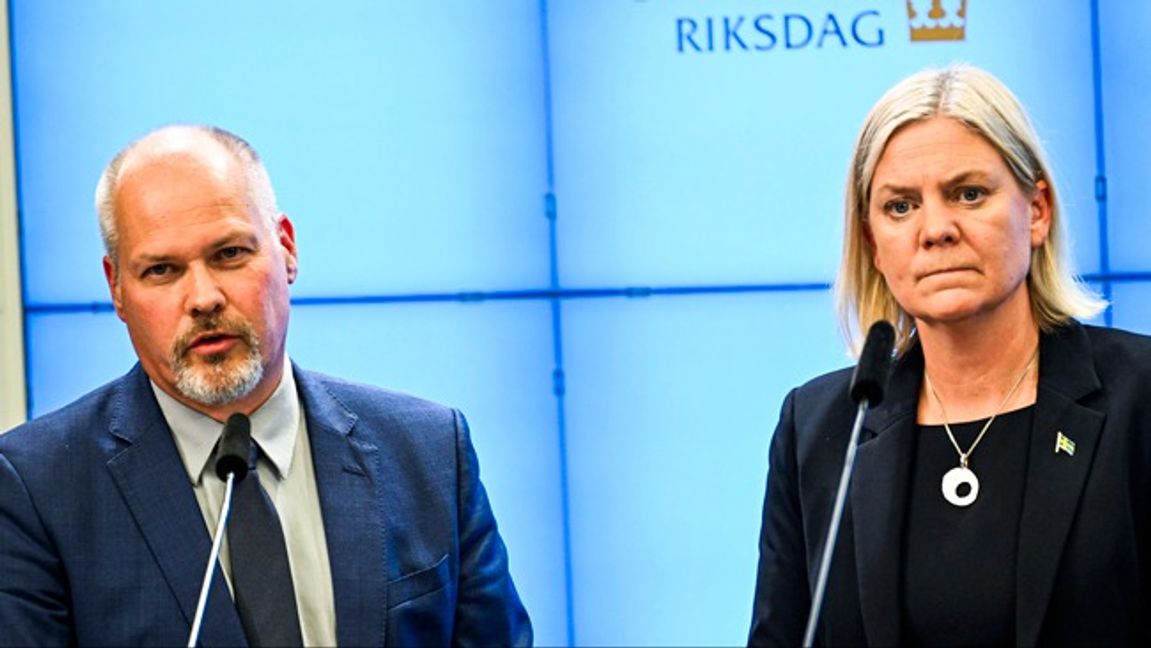 Morgan Johansson var 2017 optimistisk om att Sverige var på väg att ”knäcka” gängen. Då avfärdade han också flera förslag från Tidöpartierna om straffskärpningar. Magdalena Andersson till höger. Foto: Pontus Lundahl/TT