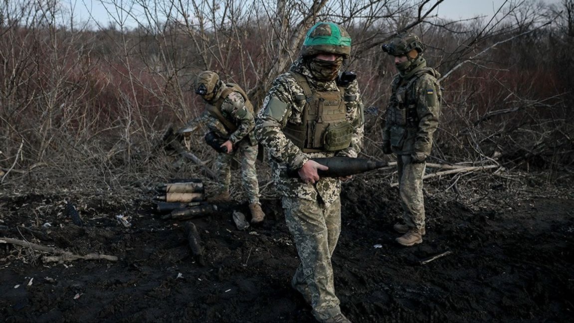 Ukrainska militärer nära frontlinjen i regionen Donetsk. Foto: Oleg Petrasiuk/AP/TT