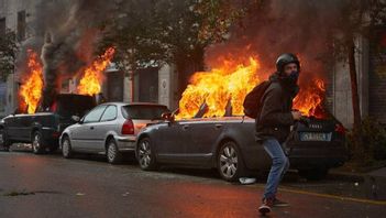 Bild på en ”black bloc”-aktivist i Milano 2015. Vänsterextrema grupper har vid upprepade tillfällen legat bakom våldsamma upplopp i Europa. Foto: Andrea Satta, CC BY 3.0, via Wikimedia Commons