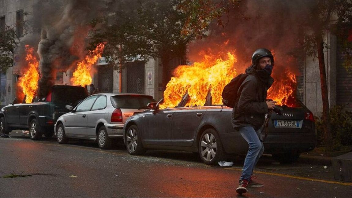 Bild på en ”black bloc”-aktivist i Milano 2015. Vänsterextrema grupper har vid upprepade tillfällen legat bakom våldsamma upplopp i Europa. Foto: Andrea Satta, CC BY 3.0, via Wikimedia Commons
