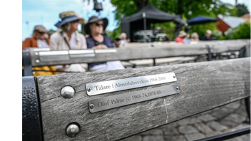 Almedalens ikoniska bänk med minnestavla över Olof Palme, som startade traditionen 1968. Foto: Anders Wiklund/TT