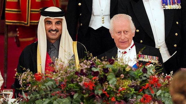 Qatars styrande emir Tamim bin Hamad Al Thani och Storbritanniens Kung Charles III under en tillställning i Buckingham Palace 2024. Foto: Jordan Pettitt/AP/TT