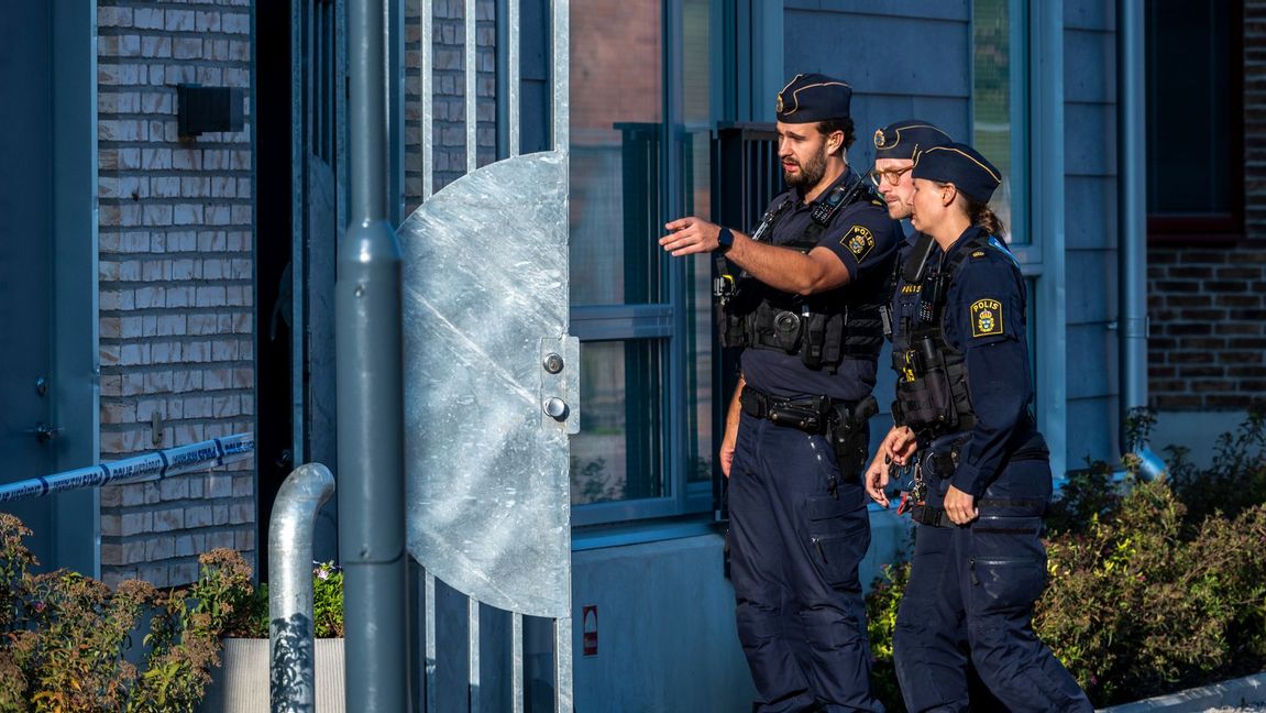 September, 2025. Polis på plats vid ett bostadshus i centrala Staffanstorp där mordet skedde. Foto: Johan Nilsson/TT