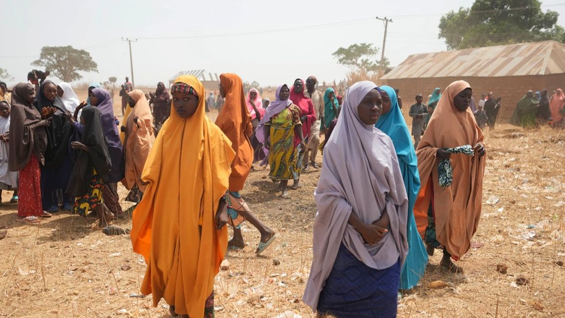 Oroliga föräldrar väntar på besked om sina bortförda barn vid skolan i Kuriga i delstaten Kaduna den 9 mars. Foto: Sunday Alamba/AP/TT