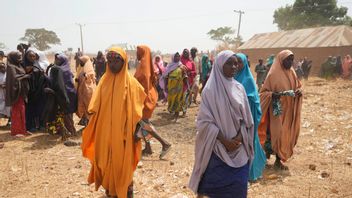 Oroliga föräldrar väntar på besked om sina bortförda barn vid skolan i Kuriga i delstaten Kaduna den 9 mars. Foto: Sunday Alamba/AP/TT