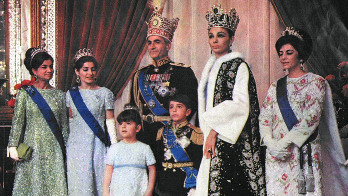 Shah Mohammad Reza Pahlavi och kronprins Reza Pahlavi år 1967. Foto: Unknown author, Public Domain