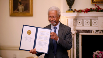 Abdulrazak Gurnah när han tilldelades Nobelpriset på svenska ambassadörsresidenset i London 6 december. Foto: Matt Dunham/AP