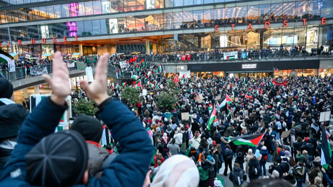 Bild på en Palestinademonstration vid Sergels Torg. Torget är en populär plats för demonstrationer i Stockholm. Foto: Pontus Lundahl/TT