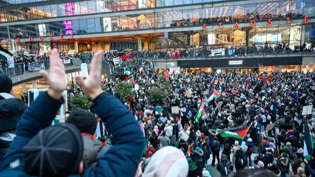 Bild på en Palestinademonstration vid Sergels Torg. Torget är en populär plats för demonstrationer i Stockholm. Foto: Pontus Lundahl/TT