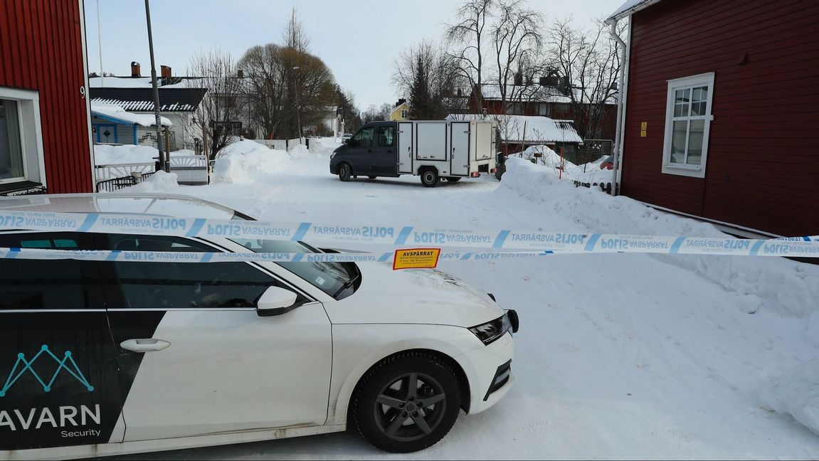 Avspärrningar i villaområdet där två hittats döda Foto: Pär Bäckström/TT