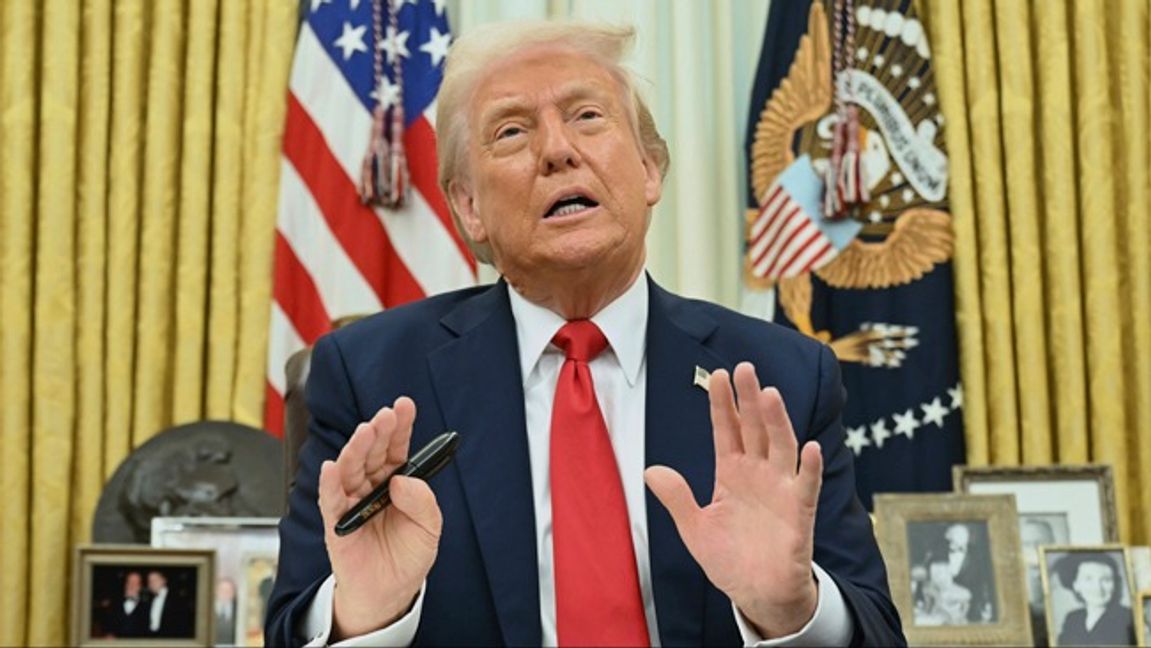 Donald Trump svarade på frågor på måndagskvällen om de kommande tullarna. Foto: AP