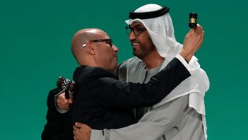 Gratulationskramar till mötesordföranden sultan Al-Jaber. Han har lyckats leda ännu ett klimatmöte där varken alarmisterna eller de som oroas får sitt lands ekonomi är missnöjda. Foto: Kamran Jebreili/TT