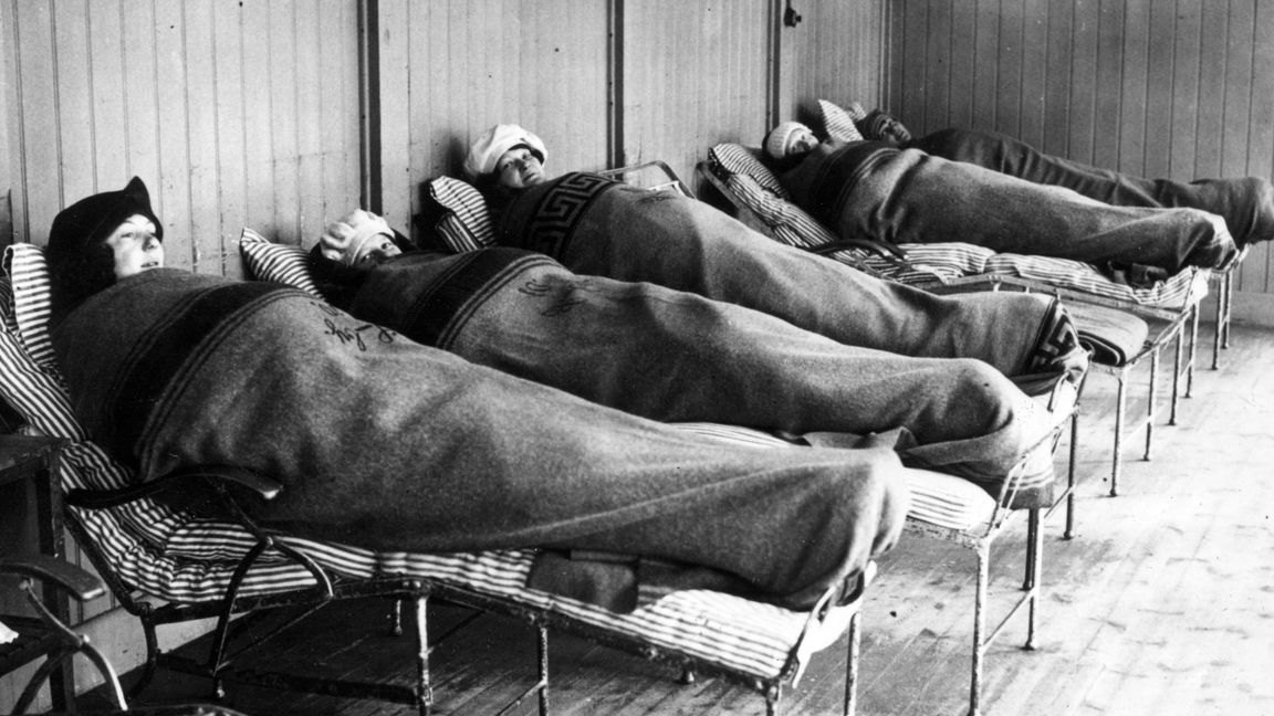Patienter ligger insvepta i filtar på sängar. Foto: TT.