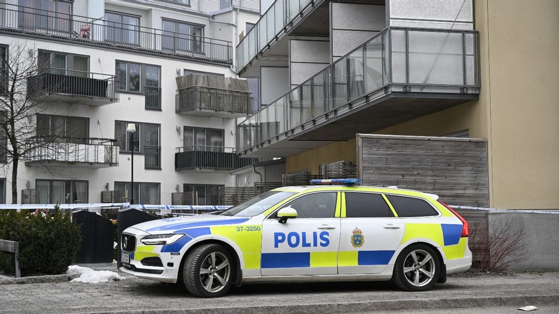 En man i 20-årsåldern har skjutits i Haninge söder om Stockholm under natten. Mannen ska skjutits när han flydde från sina kidnappare. Foto: Anders Wiklund/ TT /