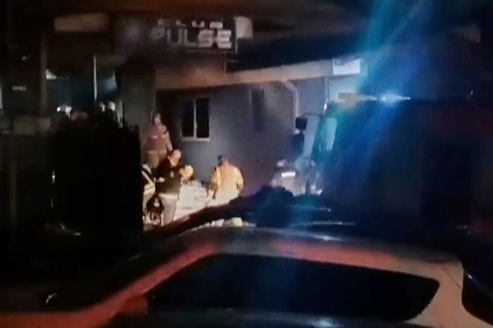 Räddningsarbetare vid nattklubben Pulse. Kocani TV via AP/TT