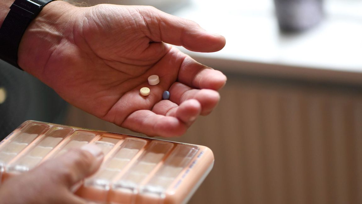 Många Parkinsonpatienter är beroende av daglig medicinering för att kontrollera sina symtom. Forskare hoppas att ny ultraljudsteknik kan ge ett icke-invasivt behandlingsalternativ. Foto: Fredrik Sandberg/TT