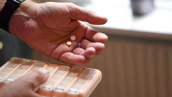 Många Parkinsonpatienter är beroende av daglig medicinering för att kontrollera sina symtom. Forskare hoppas att ny ultraljudsteknik kan ge ett icke-invasivt behandlingsalternativ. Foto: Fredrik Sandberg/TT