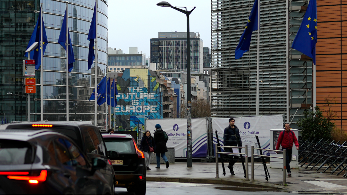 Personer promenerar vid Europaparlamentet i Bryssel. Foto: Virginia Mayo