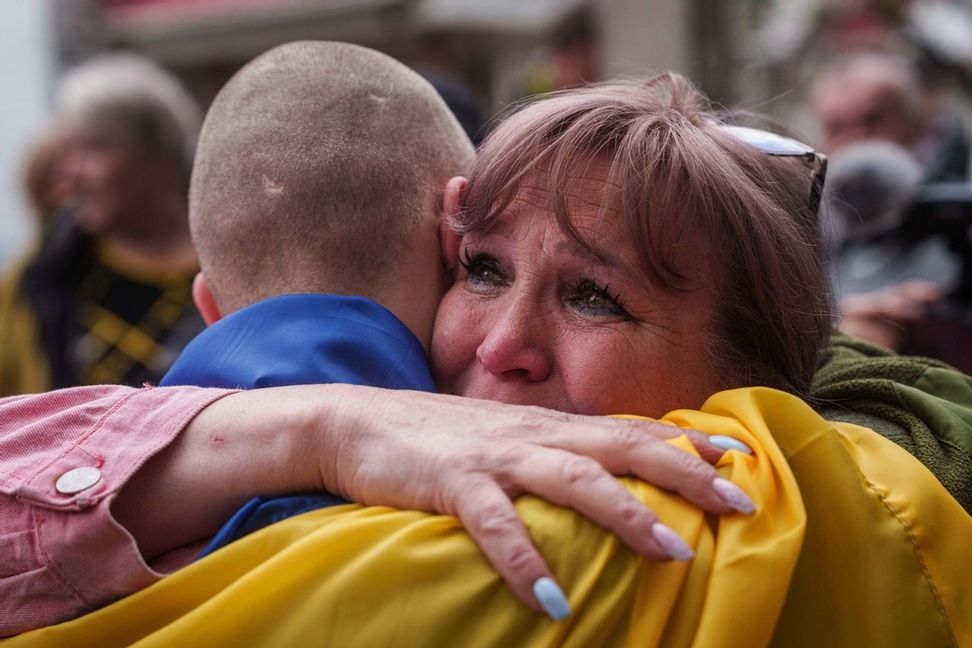 En ukrainsk soldat kramar en anhörig efter en utväxling i början av maj. Arkivbild. Foto: Evgeniy Maloletka/AP/TT