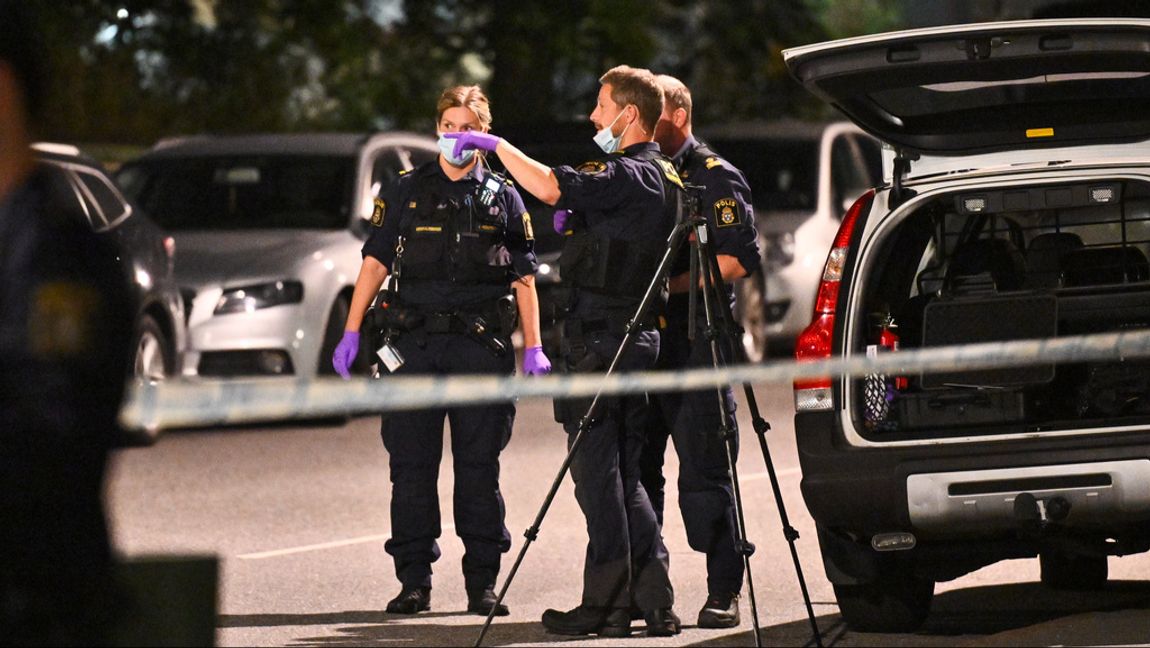 Polistekniker på plats efter en skjutning i Hagsätra. Foto: Claudio Bresciani/TT