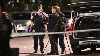 Polistekniker på plats efter en skjutning i Hagsätra. Foto: Claudio Bresciani/TT