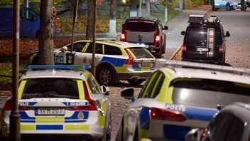 Polisen har fortsatt en stor insats i Farsta. Foto: Jessica Gow/TT